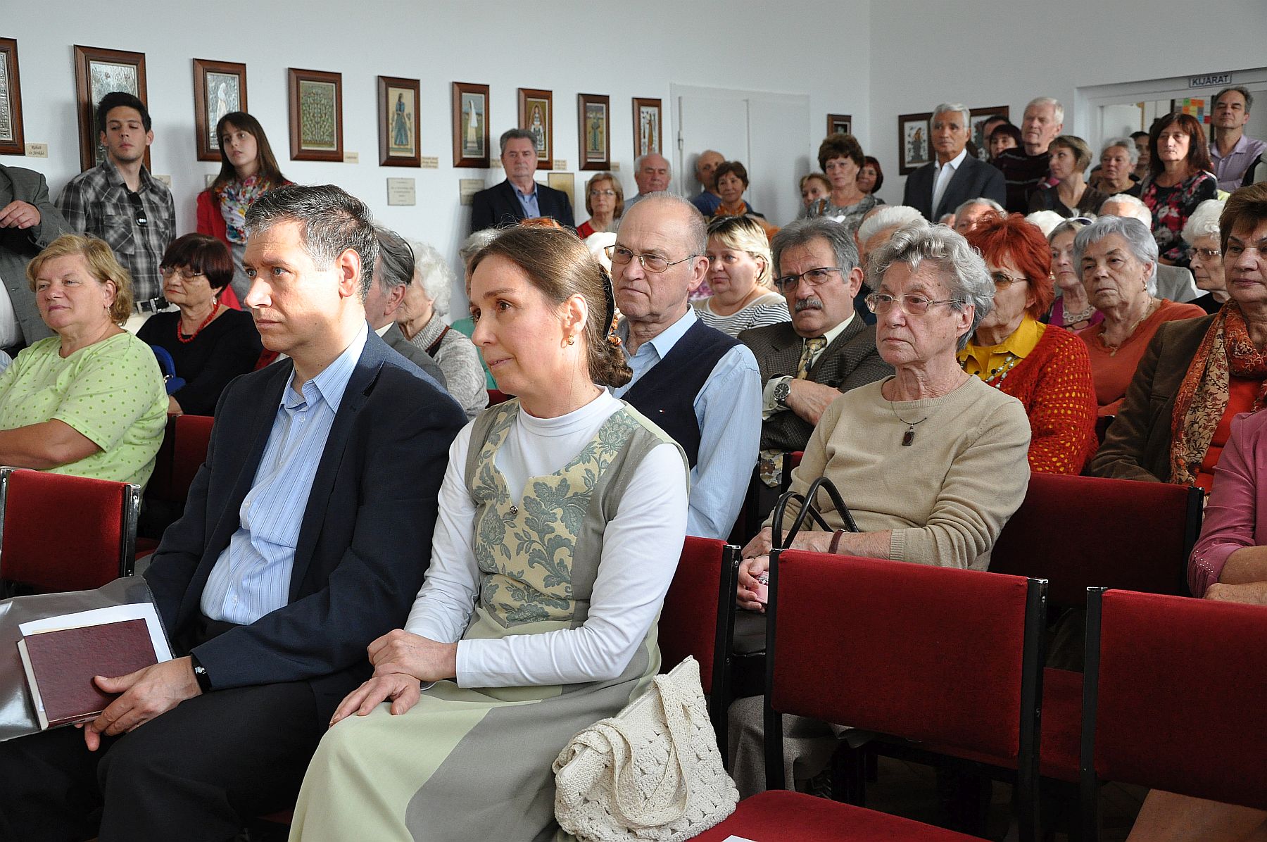 Szűcsné Novák Mária kiállításának megnyitója az Öreghegyi Közösségi Házban